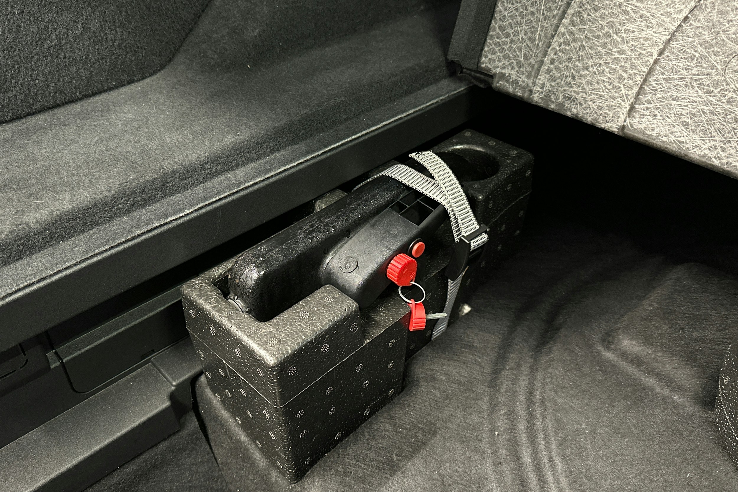 harmaa Audi e-tron 2022 kuva 16.