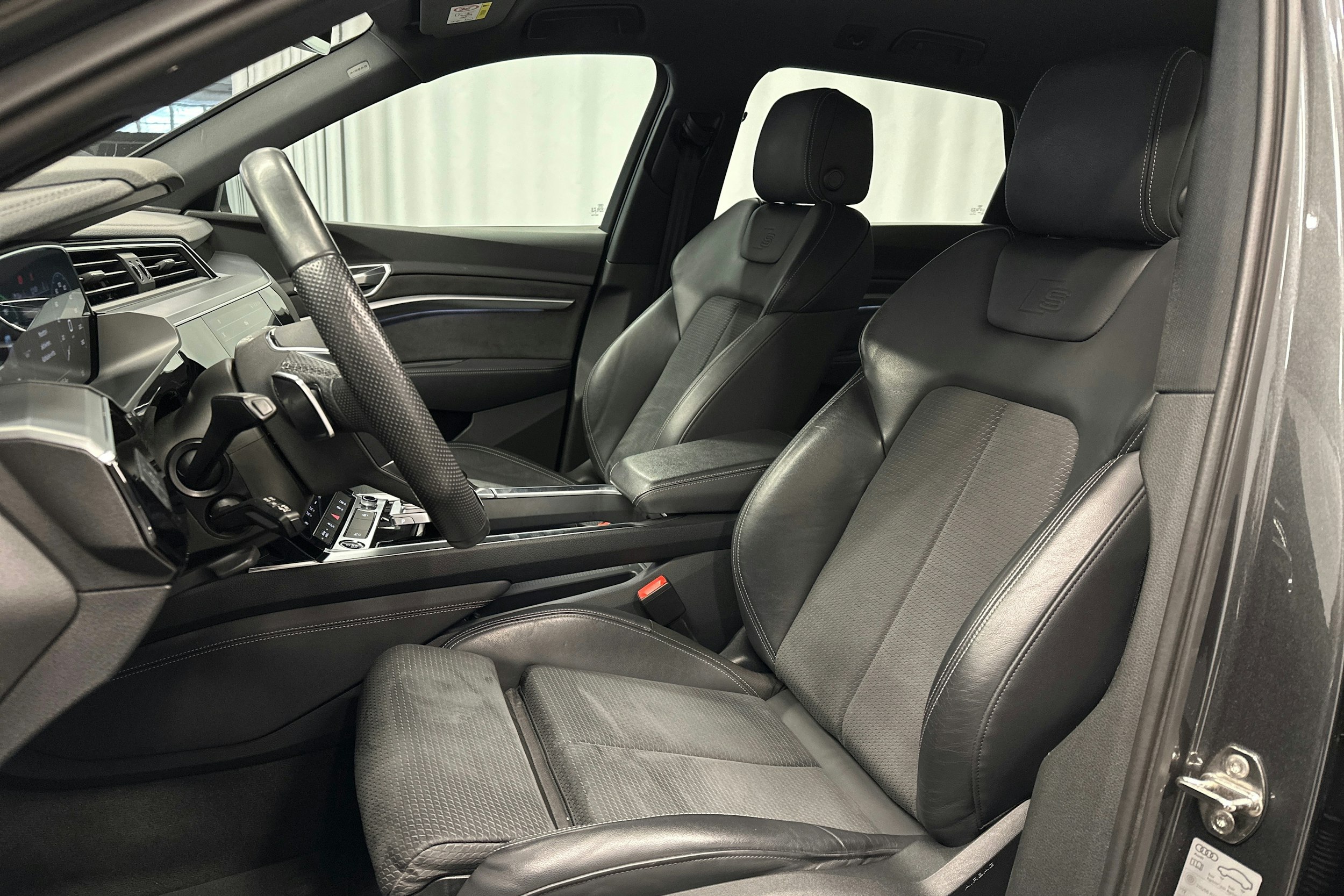 harmaa Audi e-tron 2022 kuva 17.
