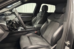 harmaa Audi e-tron 2022 kuva 17.