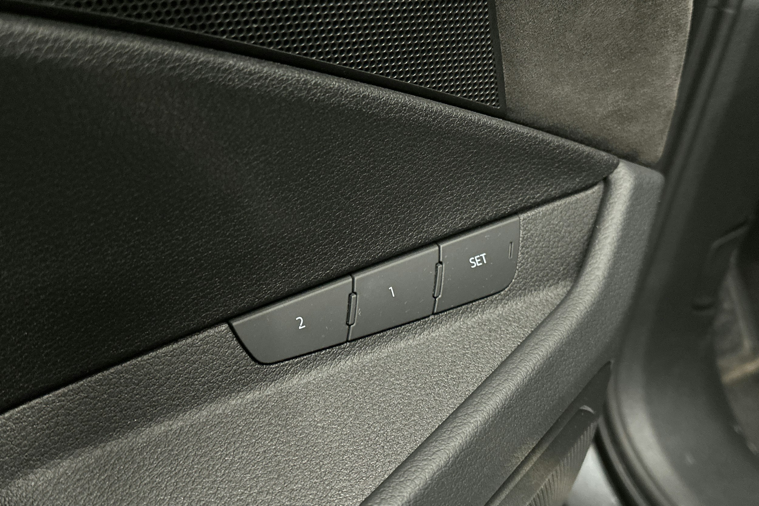 harmaa Audi e-tron 2022 kuva 19.