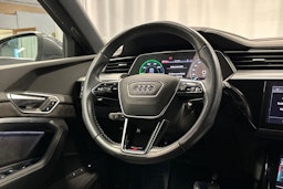 harmaa Audi e-tron 2022 kuva 20.