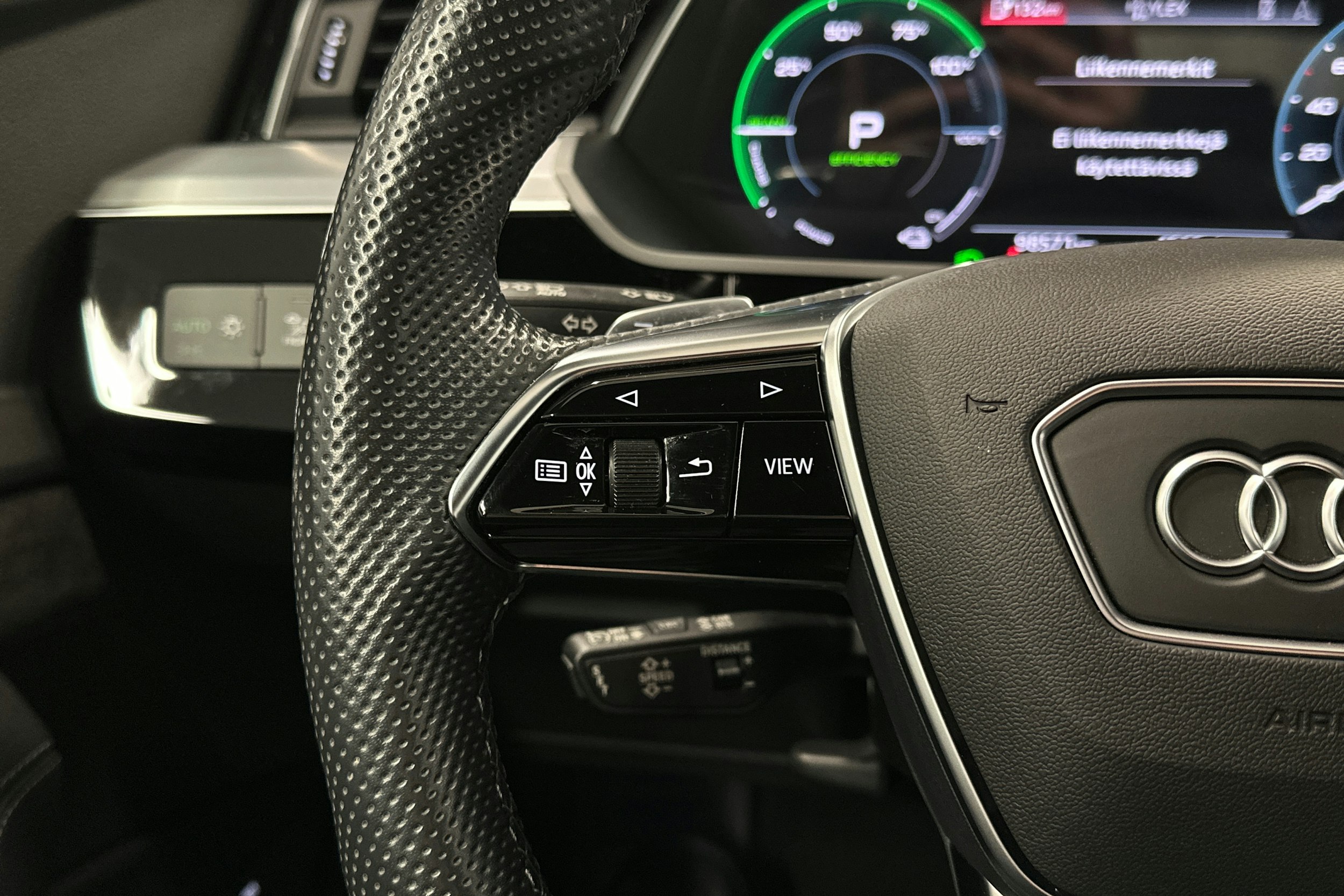 harmaa Audi e-tron 2022 kuva 21.