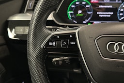 harmaa Audi e-tron 2022 kuva 21.