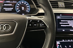 harmaa Audi e-tron 2022 kuva 22.