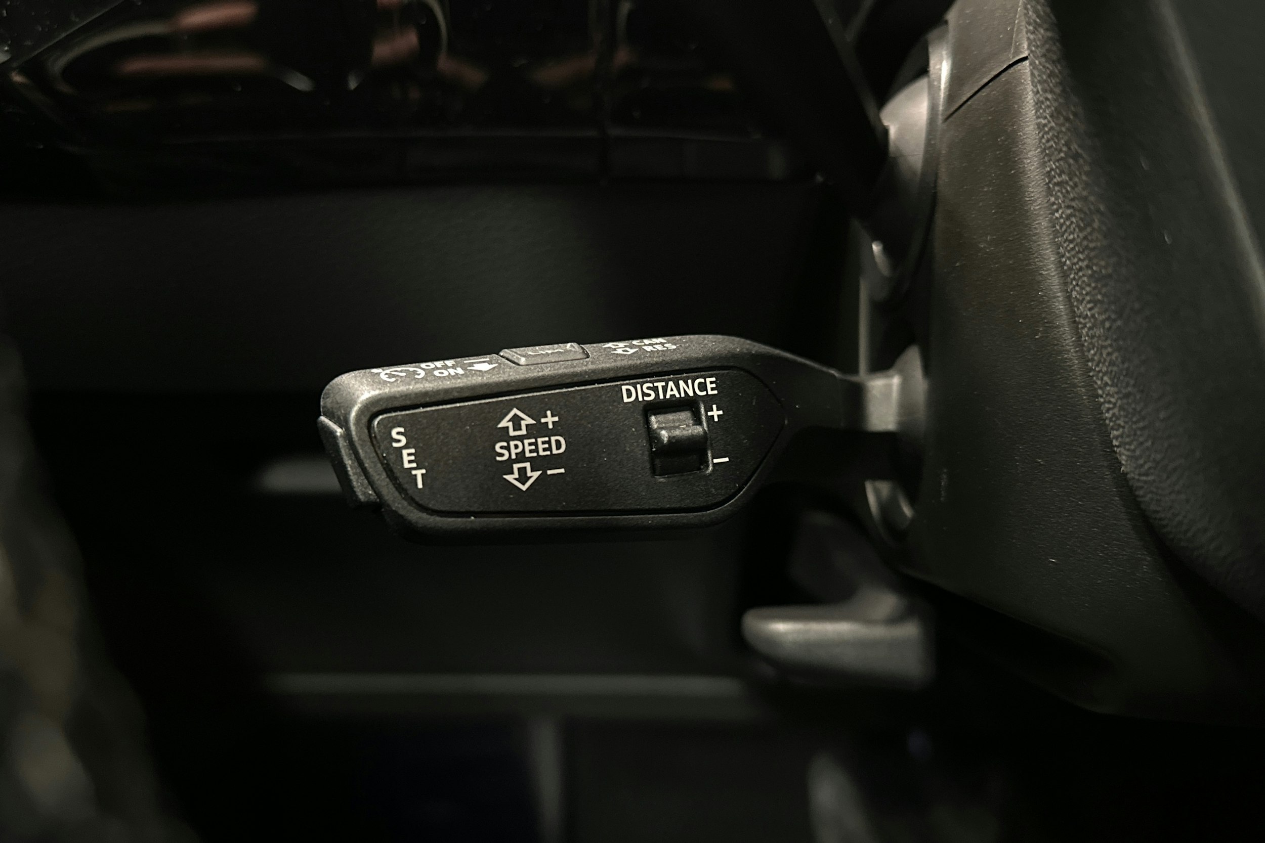 harmaa Audi e-tron 2022 kuva 23.