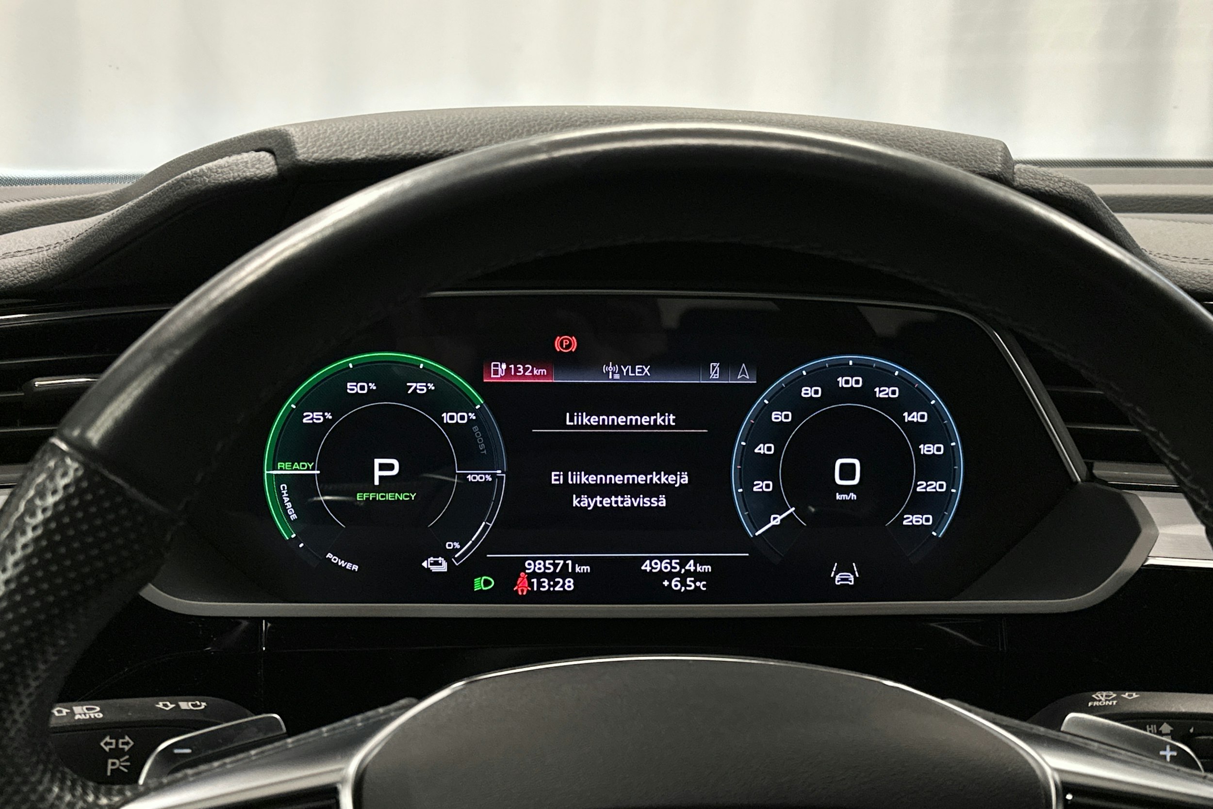 harmaa Audi e-tron 2022 kuva 24.