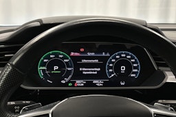 harmaa Audi e-tron 2022 kuva 24.