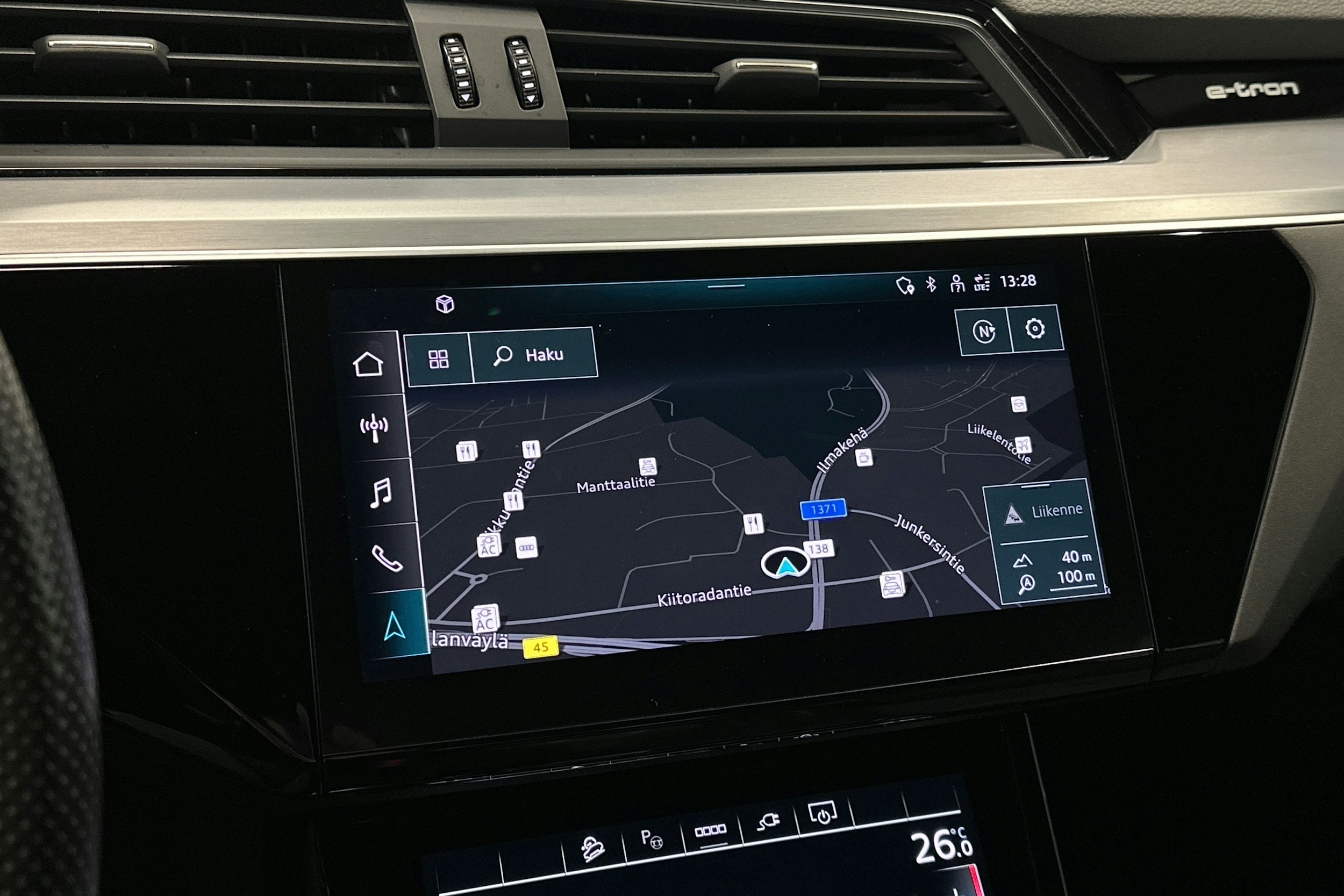 harmaa Audi e-tron 2022 kuva 25.