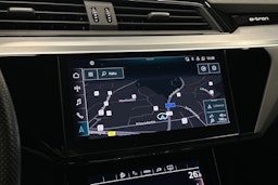 harmaa Audi e-tron 2022 kuva 25.