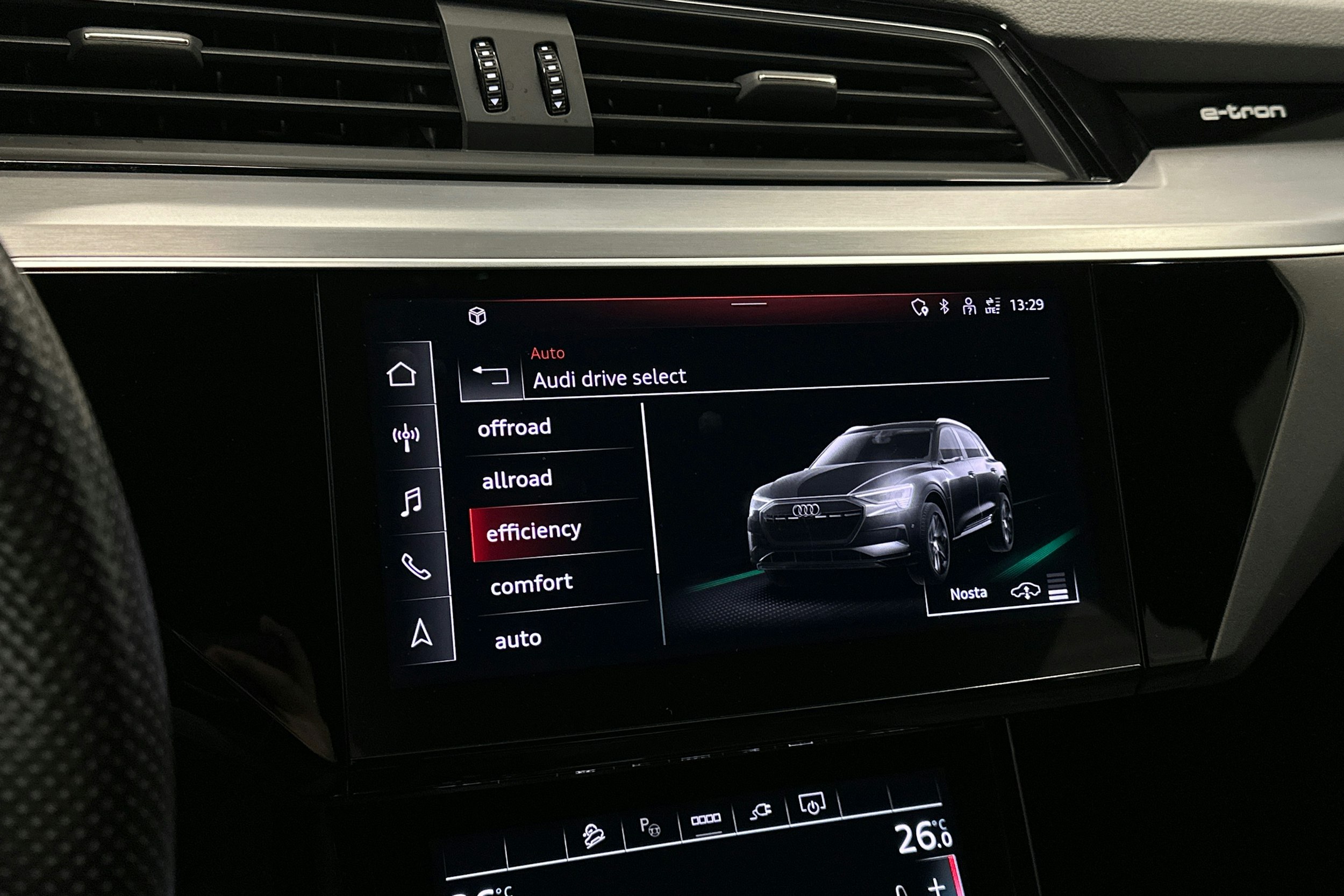 harmaa Audi e-tron 2022 kuva 26.