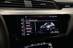 harmaa Audi e-tron 2022 kuva 26.