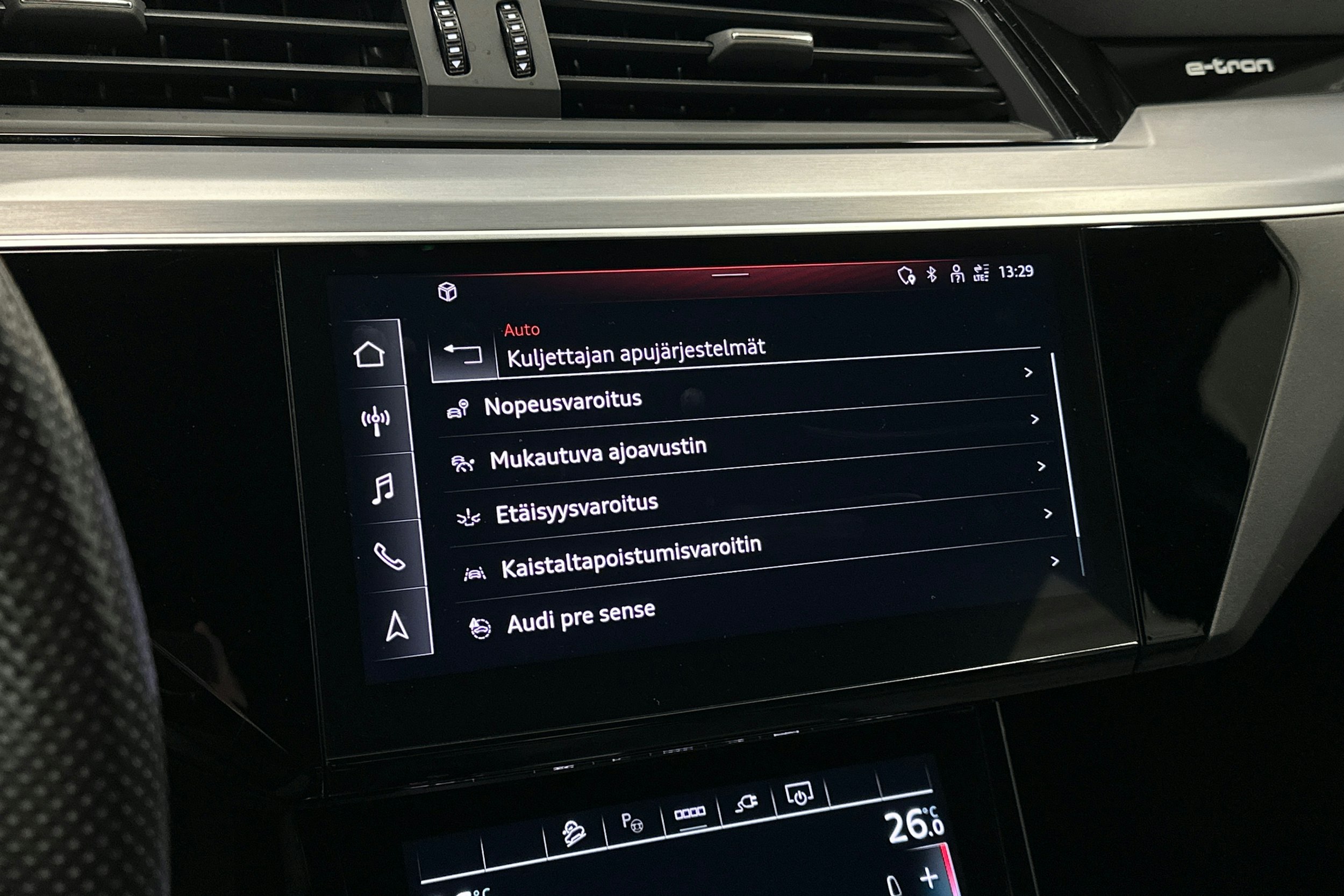 harmaa Audi e-tron 2022 kuva 27.