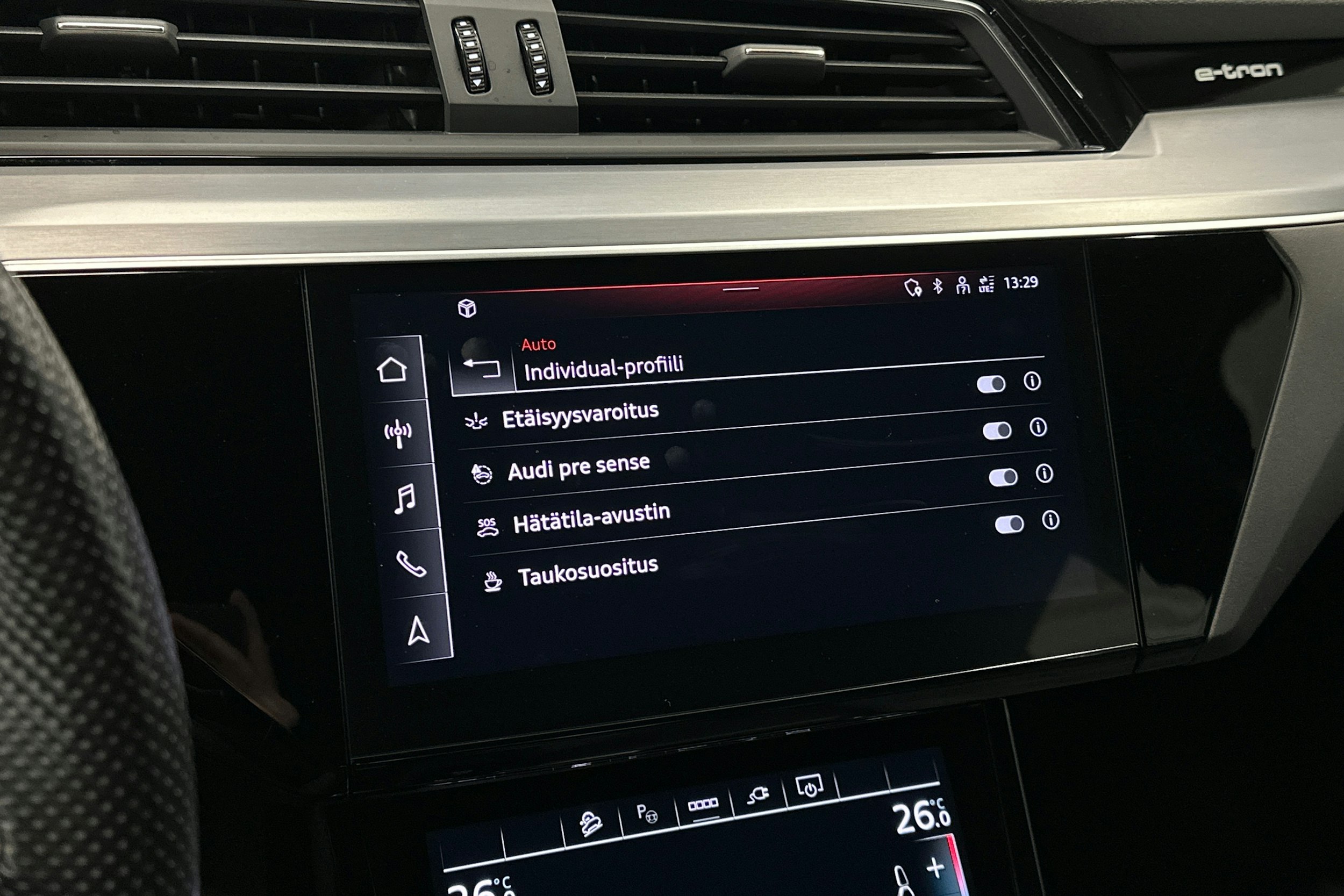 harmaa Audi e-tron 2022 kuva 28.