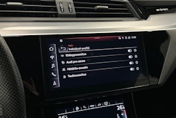 harmaa Audi e-tron 2022 kuva 28.