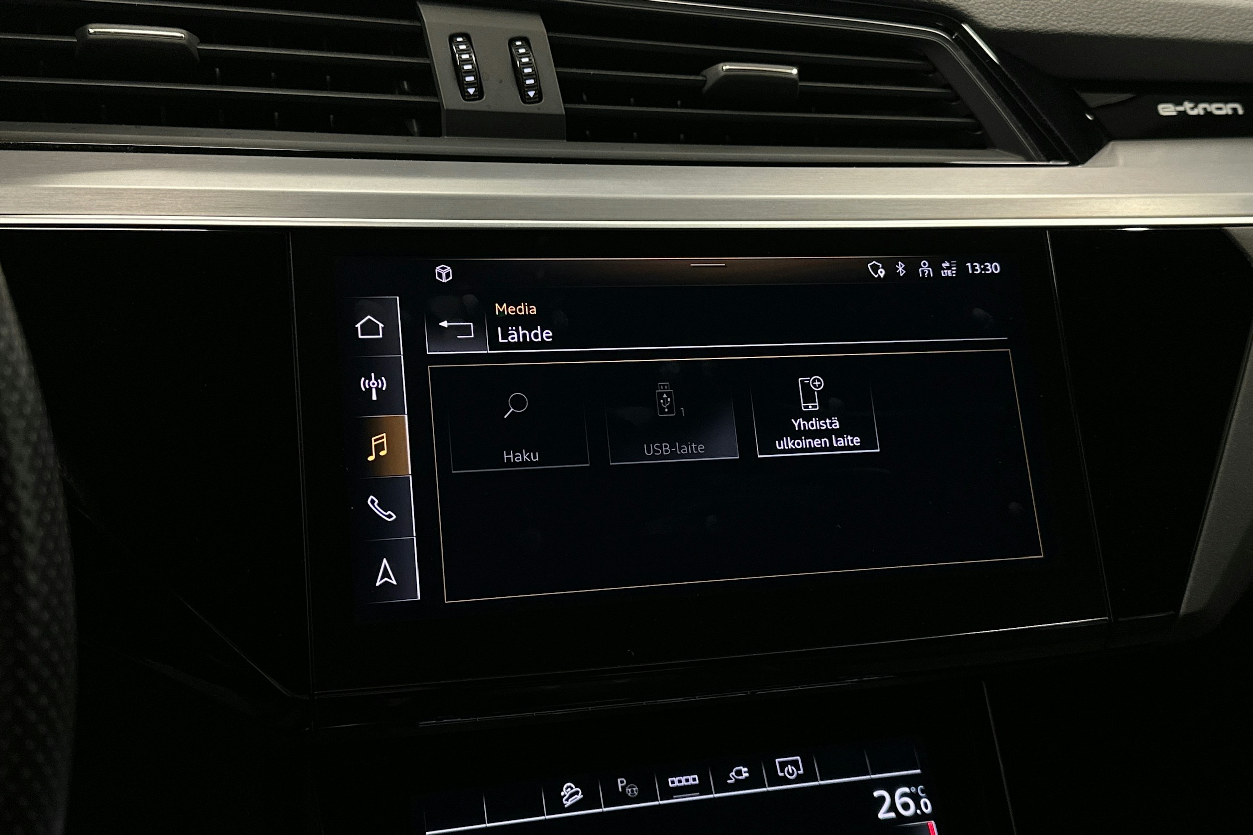 harmaa Audi e-tron 2022 kuva 30.