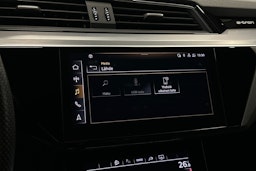 harmaa Audi e-tron 2022 kuva 30.