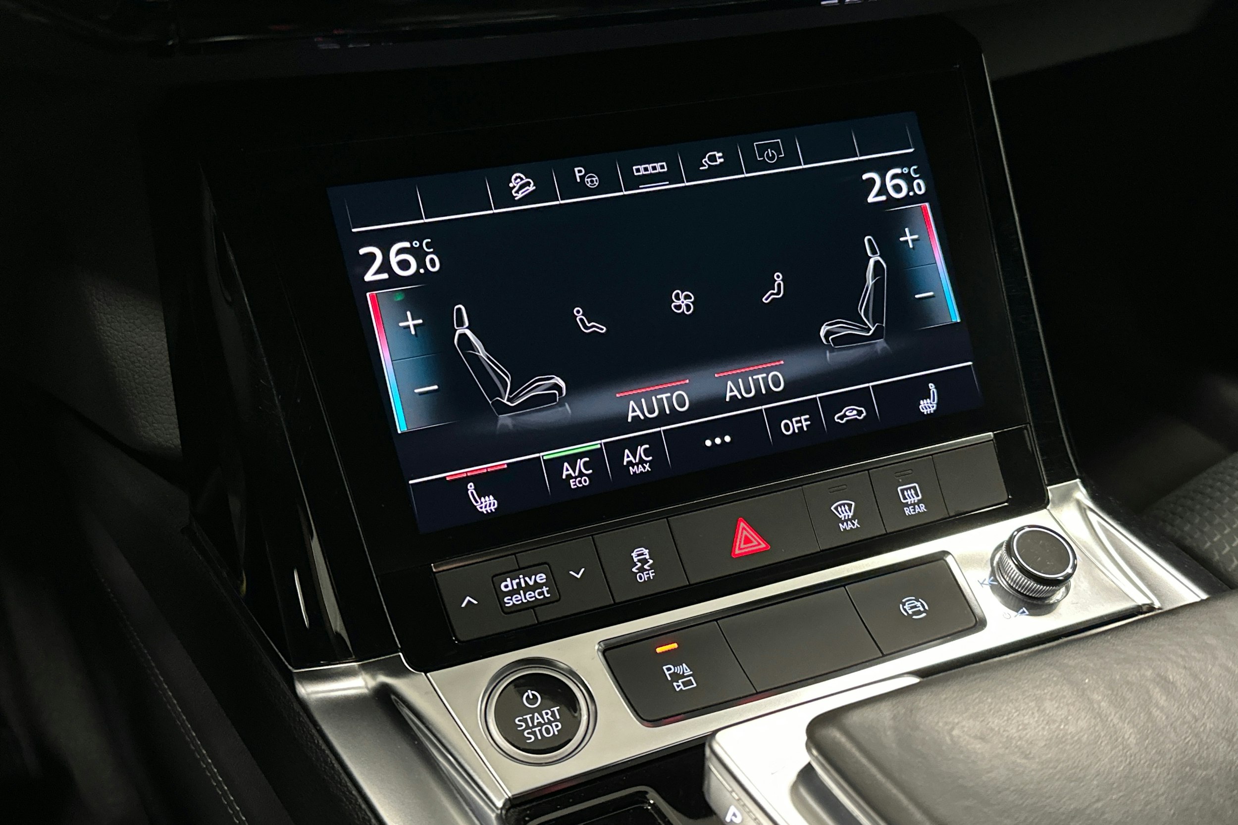 harmaa Audi e-tron 2022 kuva 32.