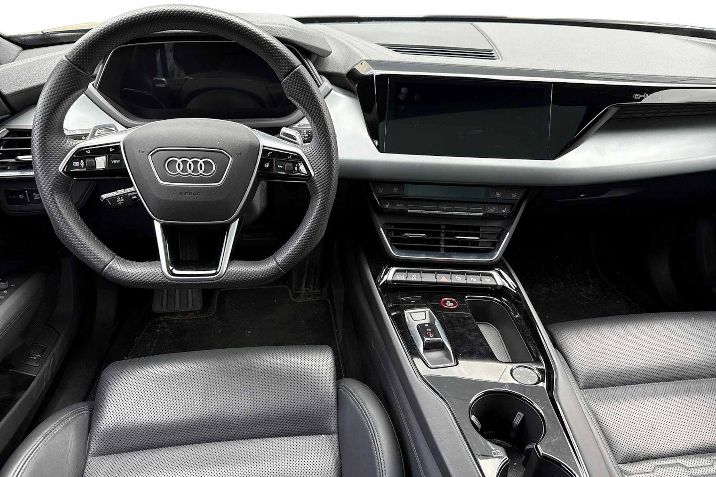 Musta Audi e-tron 2022 kuva 3.