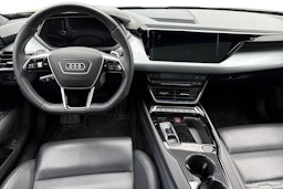 Musta Audi e-tron 2022 kuva 3.