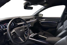 musta Audi e-tron 2022 kuva 3.