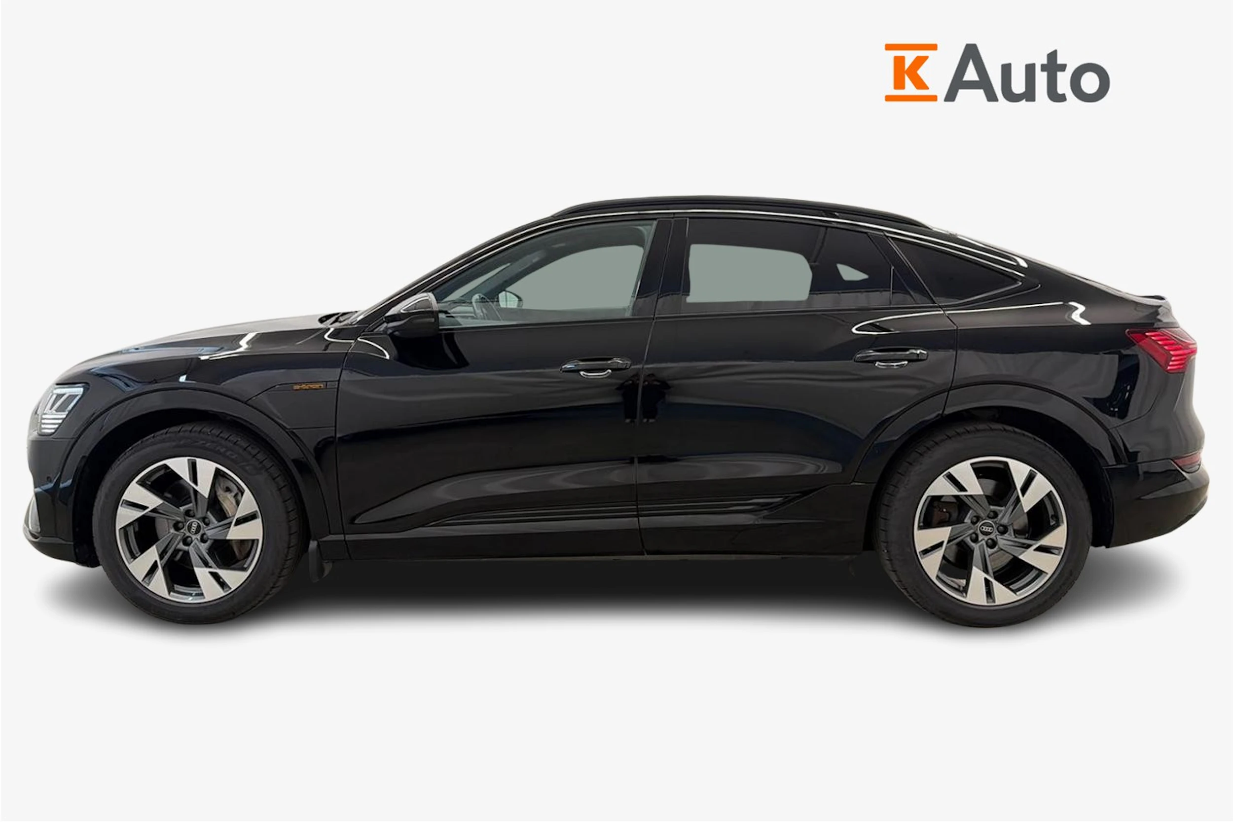 musta Audi e-tron 2022 kuva 5.