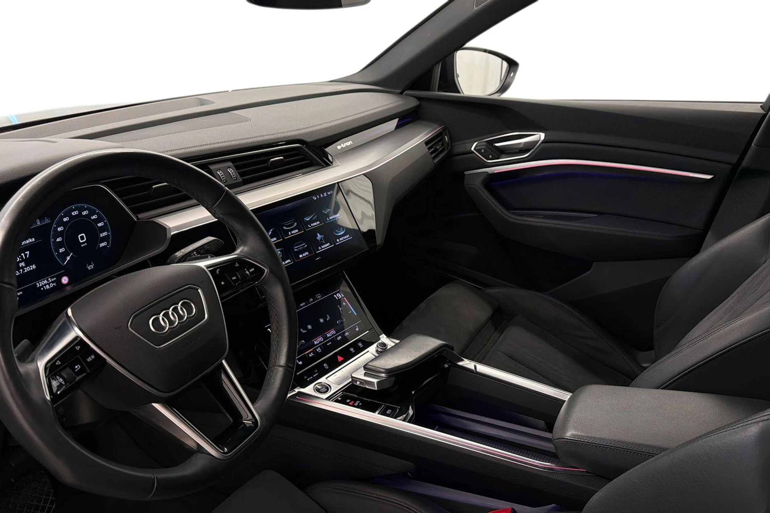 musta Audi e-tron 2022 kuva 6.