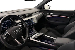 musta Audi e-tron 2022 kuva 6.