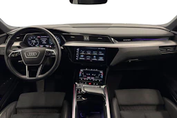musta Audi e-tron 2022 kuva 7.