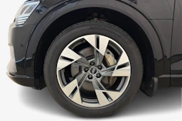 musta Audi e-tron 2022 kuva 9.