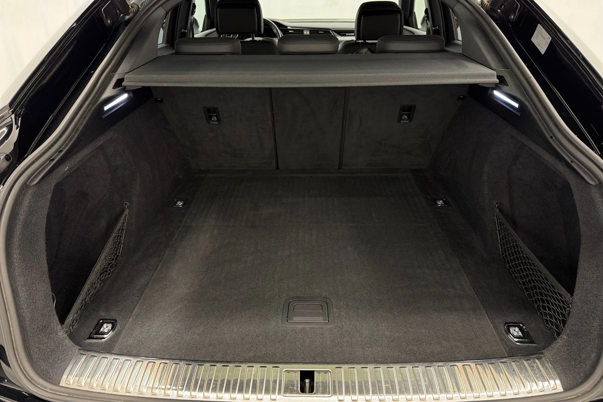 musta Audi e-tron 2022 kuva 12.