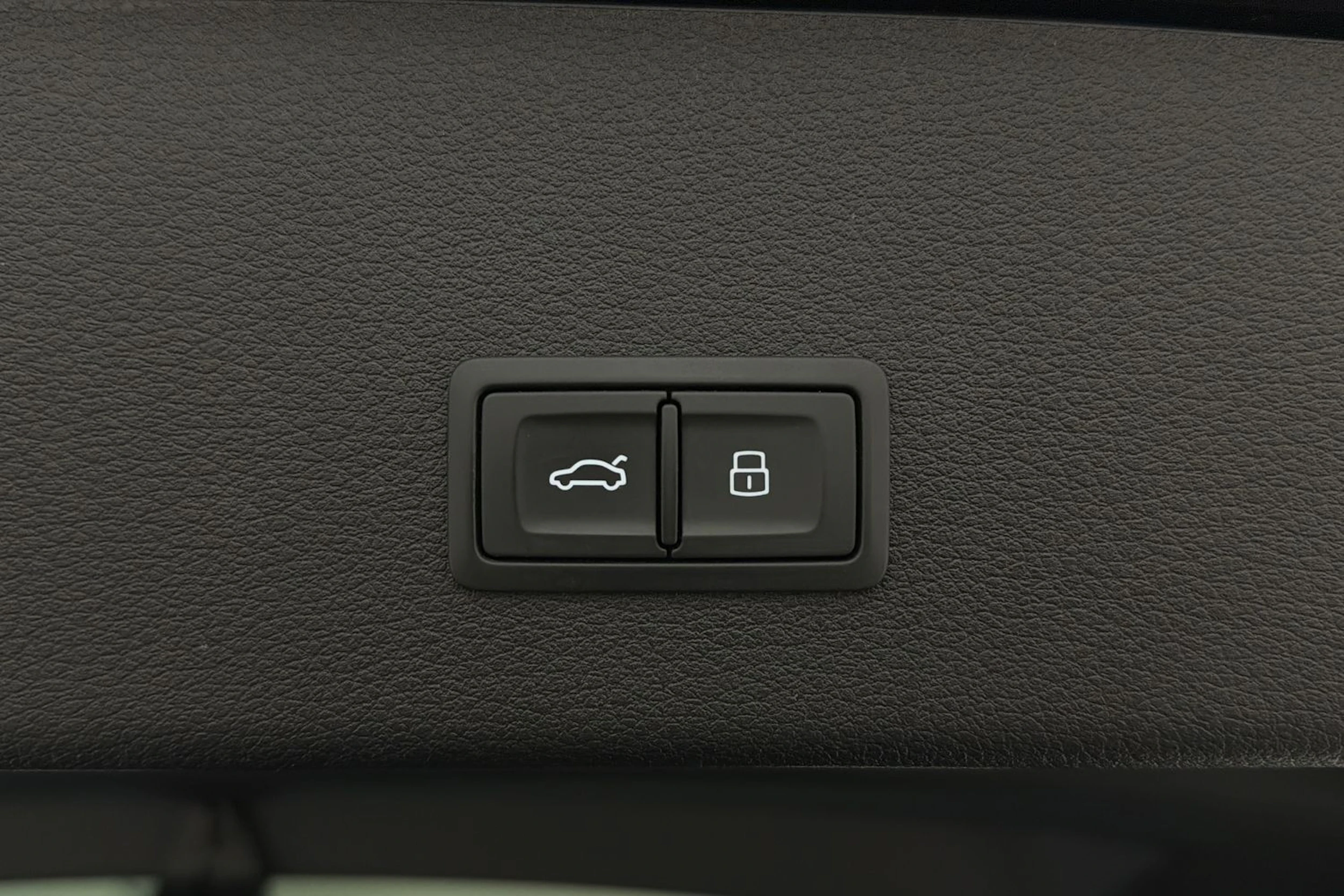 musta Audi e-tron 2022 kuva 13.