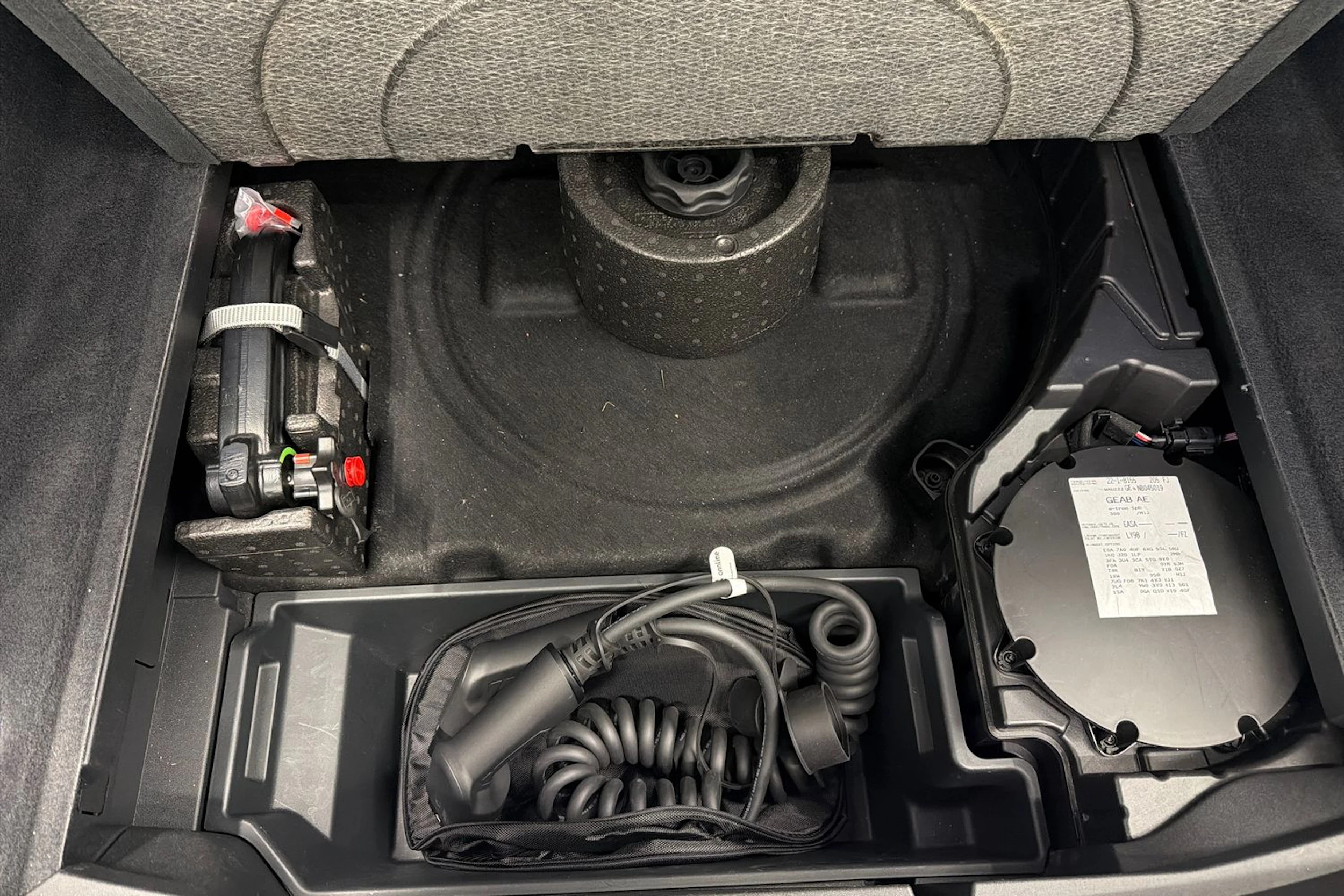 musta Audi e-tron 2022 kuva 14.