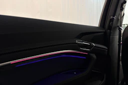 musta Audi e-tron 2022 kuva 16.