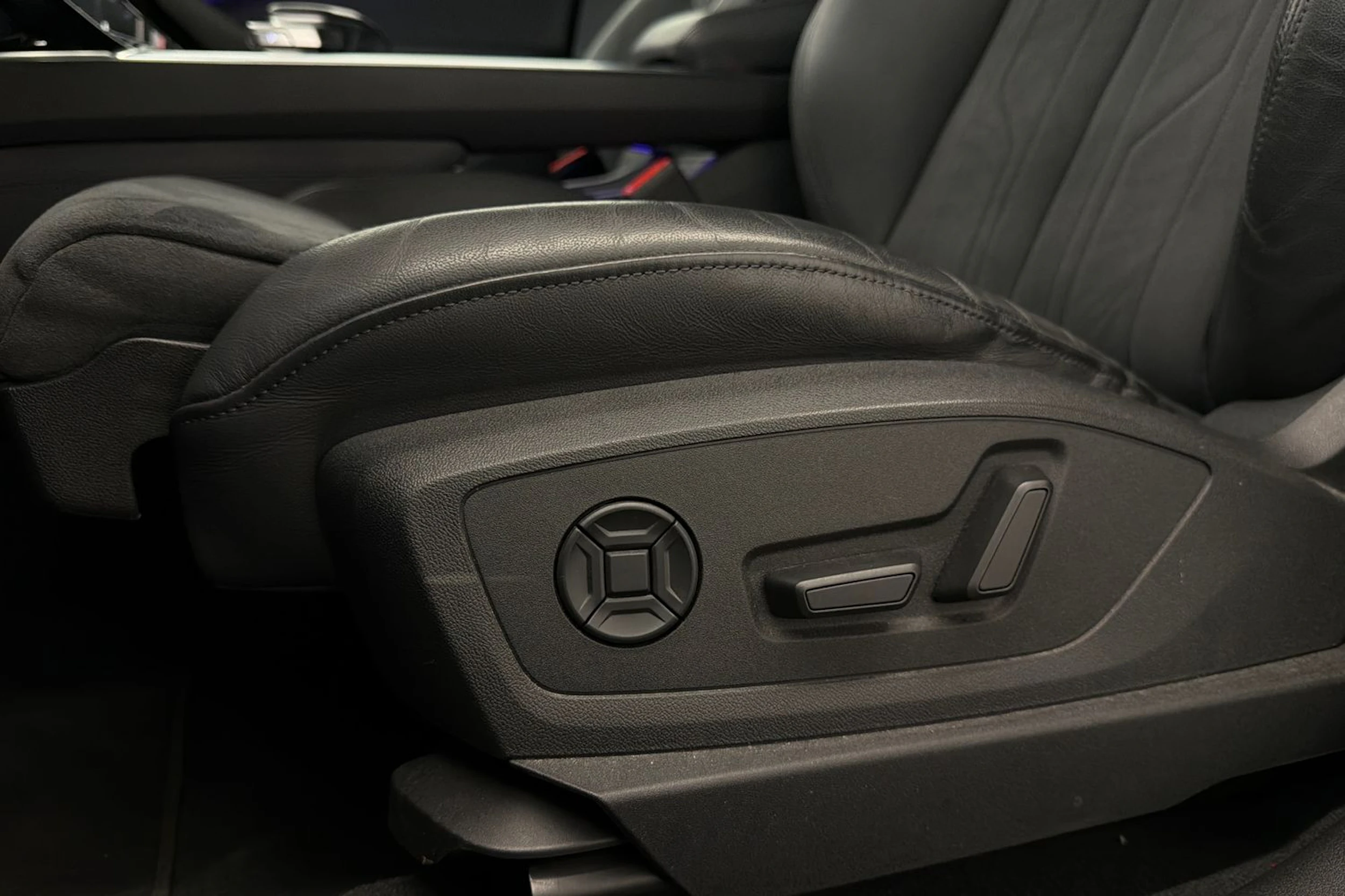 musta Audi e-tron 2022 kuva 17.