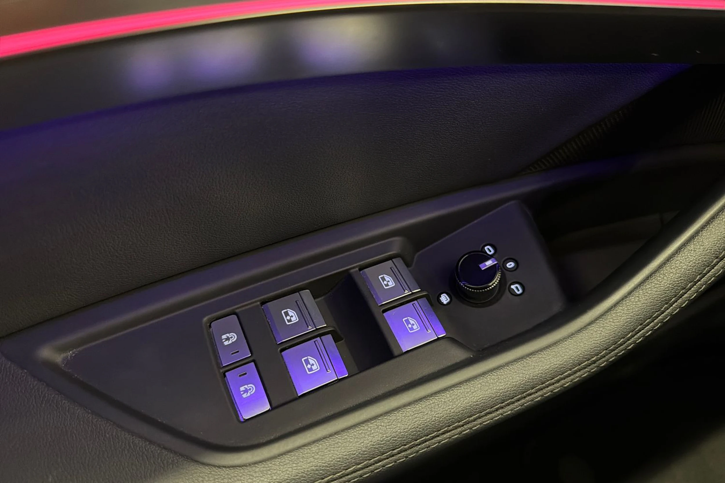 musta Audi e-tron 2022 kuva 18.