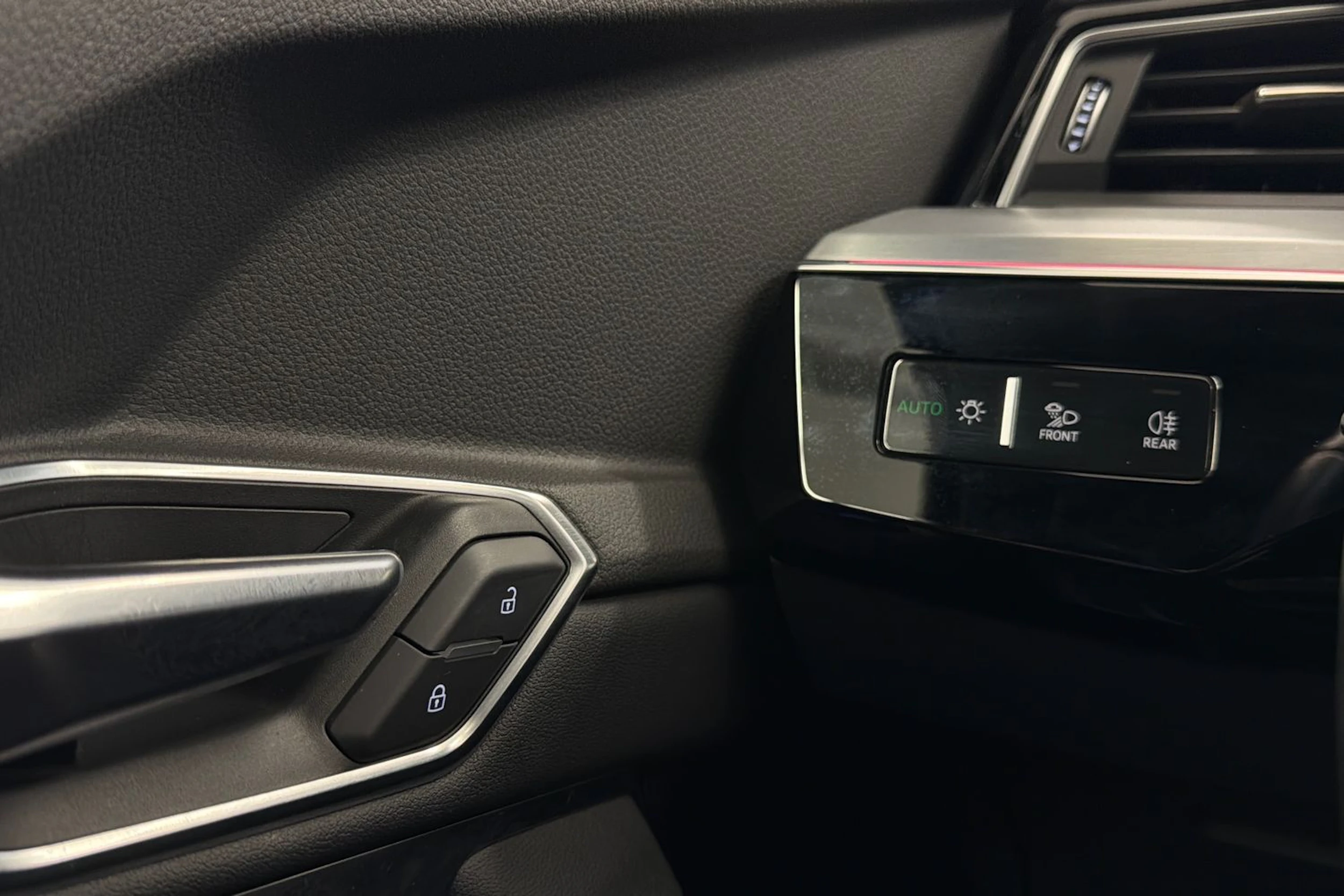 musta Audi e-tron 2022 kuva 20.