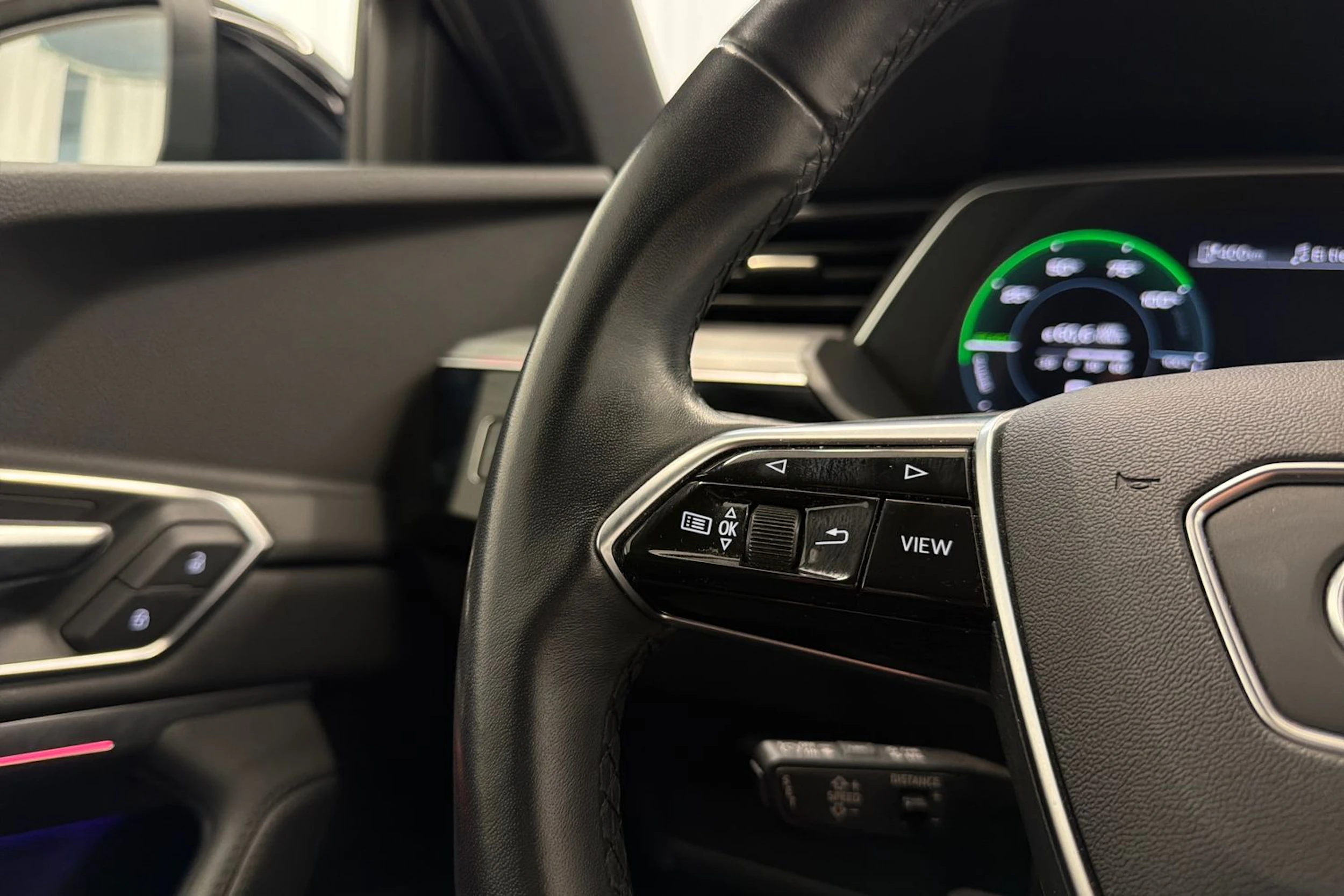 musta Audi e-tron 2022 kuva 21.
