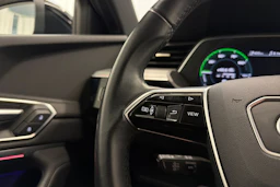 musta Audi e-tron 2022 kuva 21.