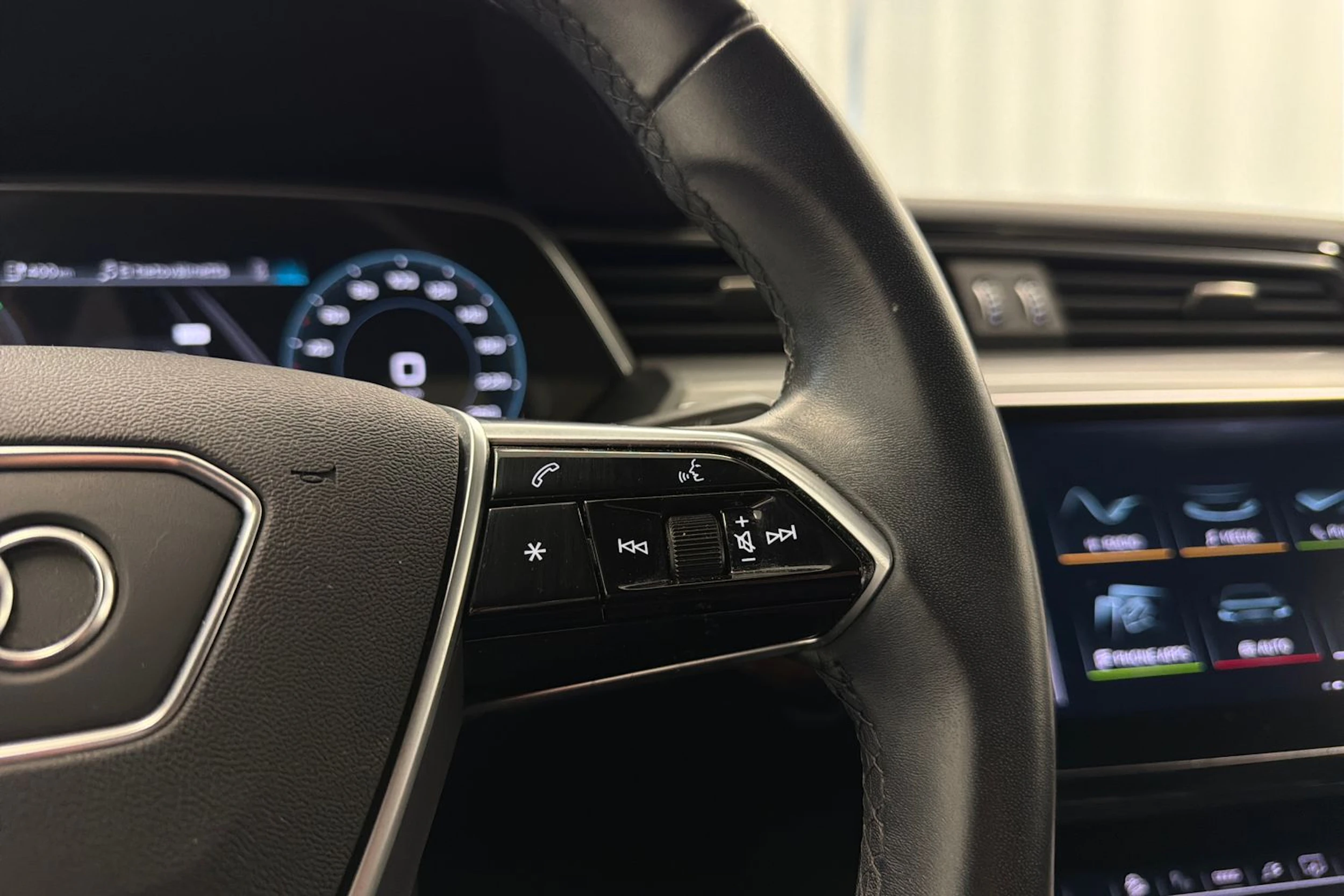 musta Audi e-tron 2022 kuva 22.