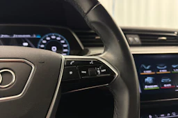 musta Audi e-tron 2022 kuva 22.