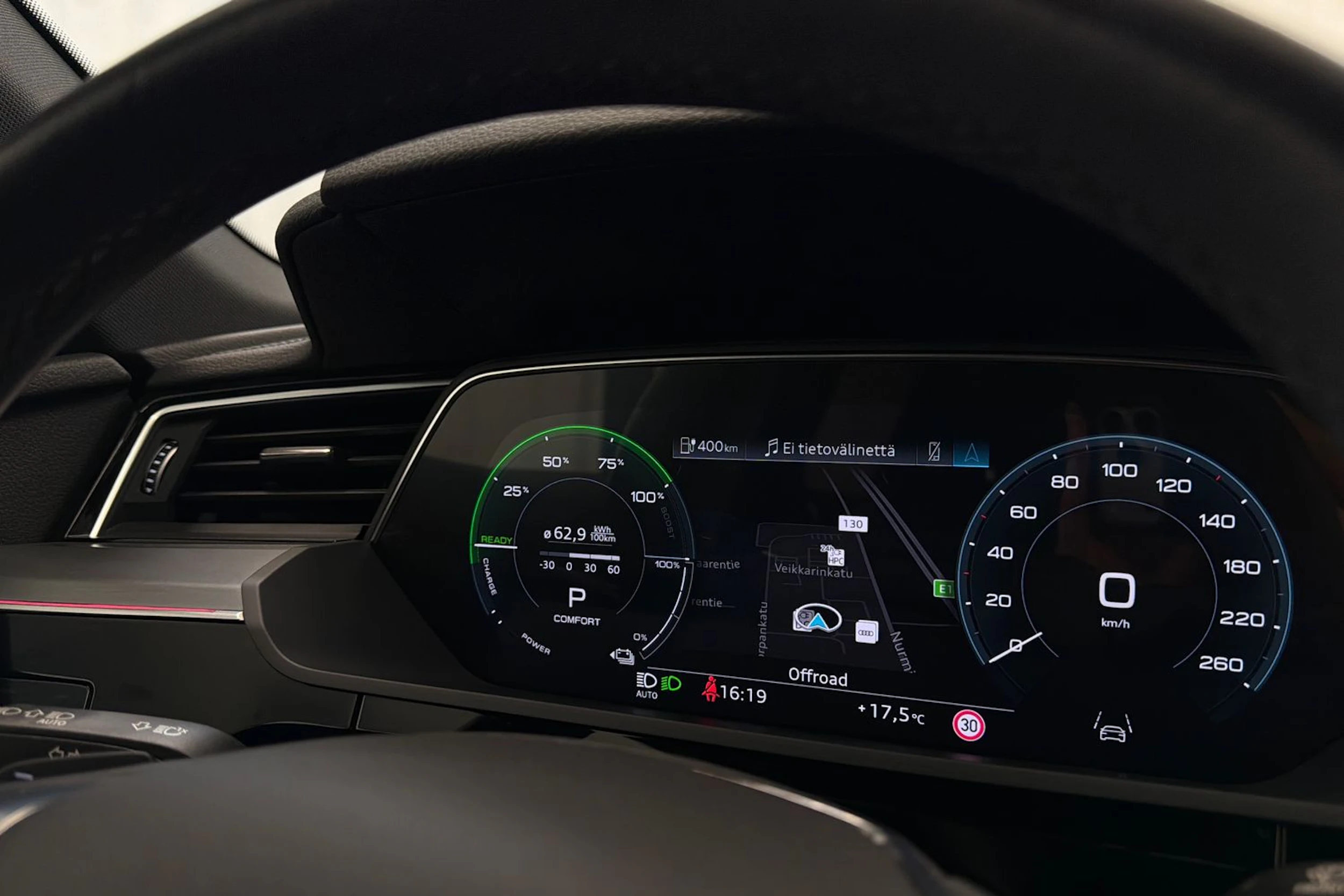 musta Audi e-tron 2022 kuva 24.
