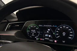 musta Audi e-tron 2022 kuva 24.