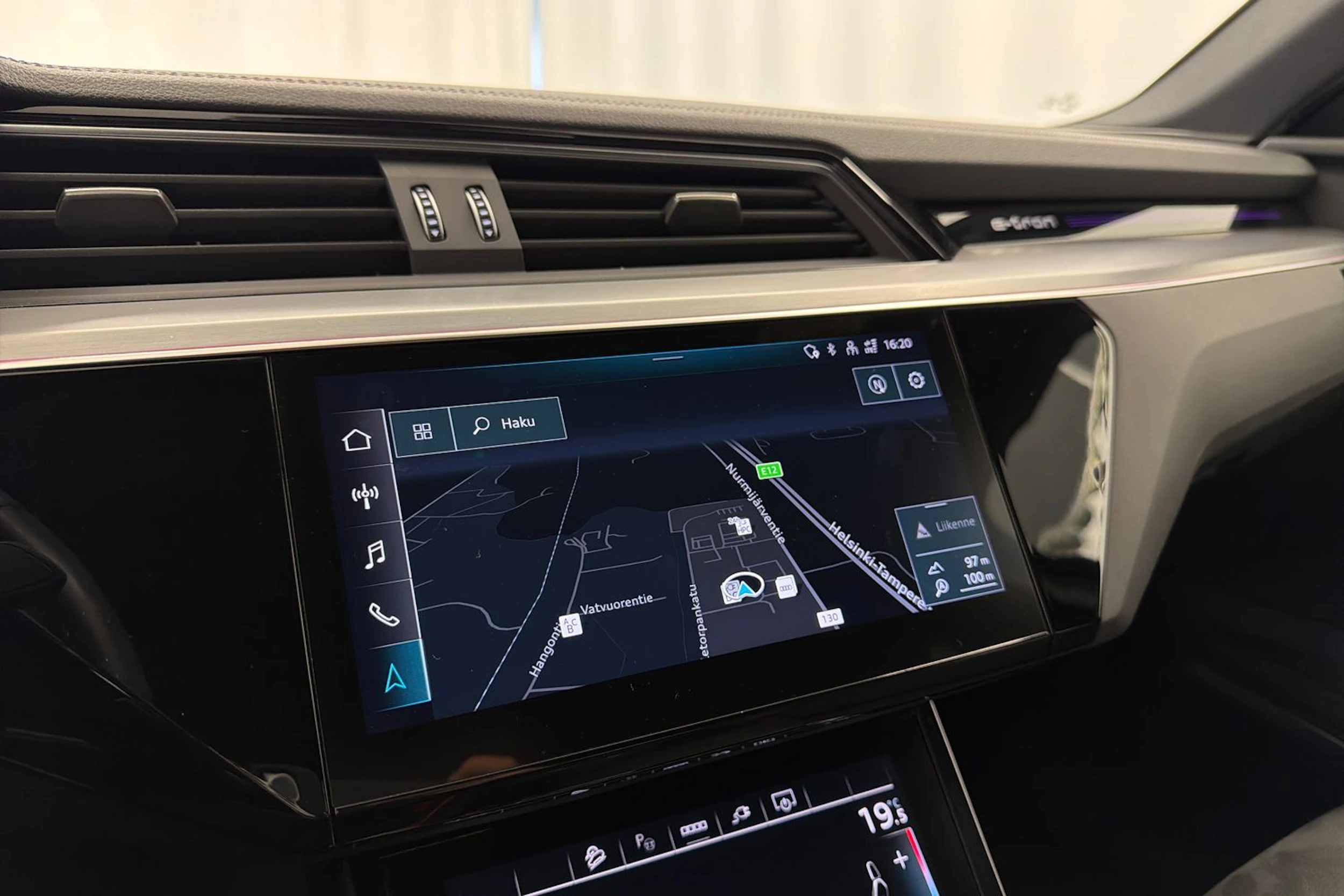 musta Audi e-tron 2022 kuva 28.