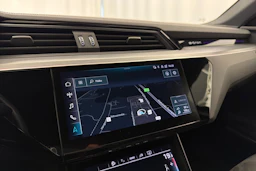 musta Audi e-tron 2022 kuva 28.