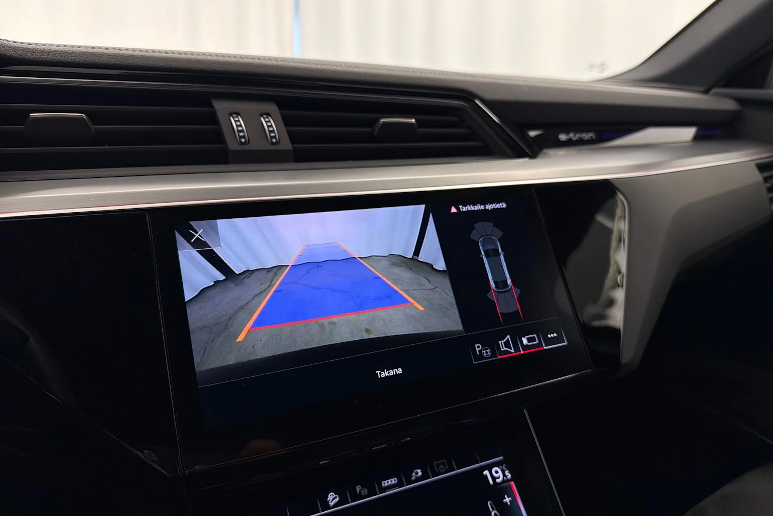 musta Audi e-tron 2022 kuva 30.