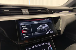 musta Audi e-tron 2022 kuva 31.