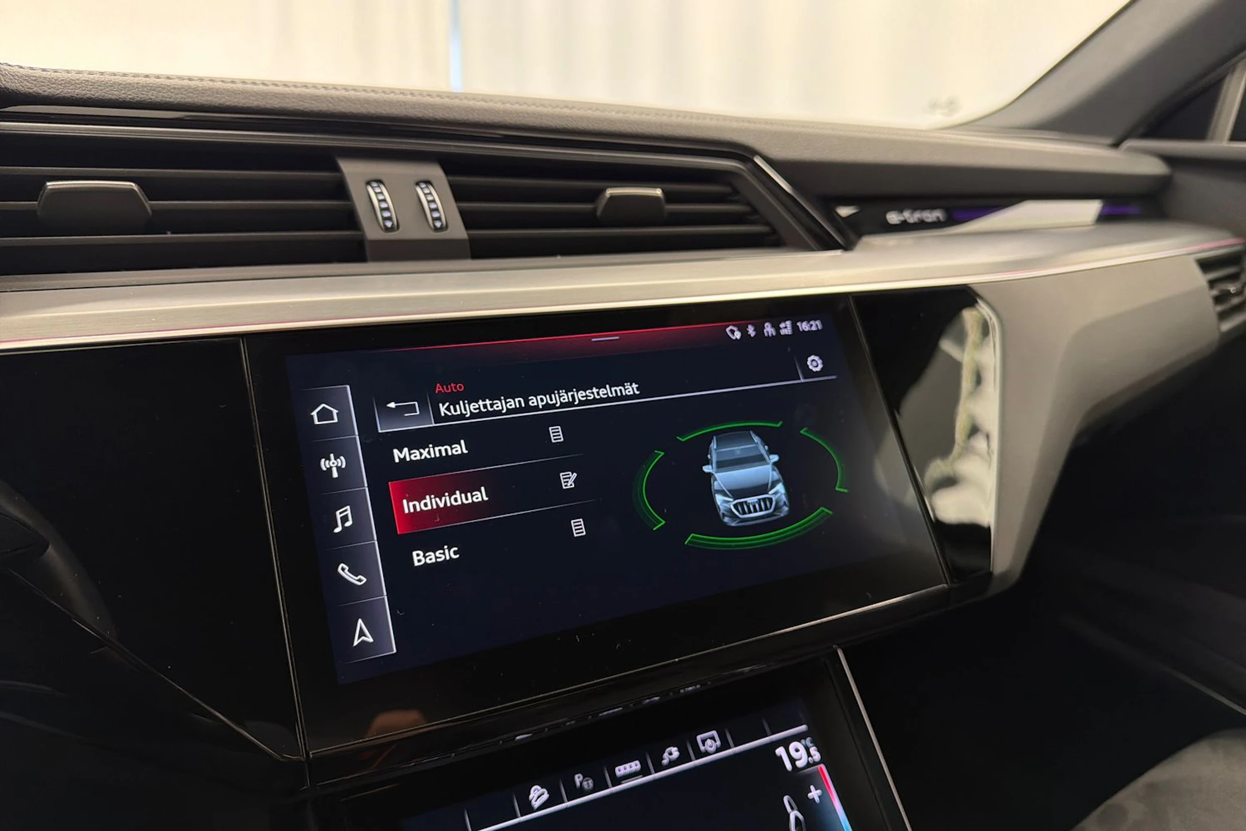 musta Audi e-tron 2022 kuva 32.