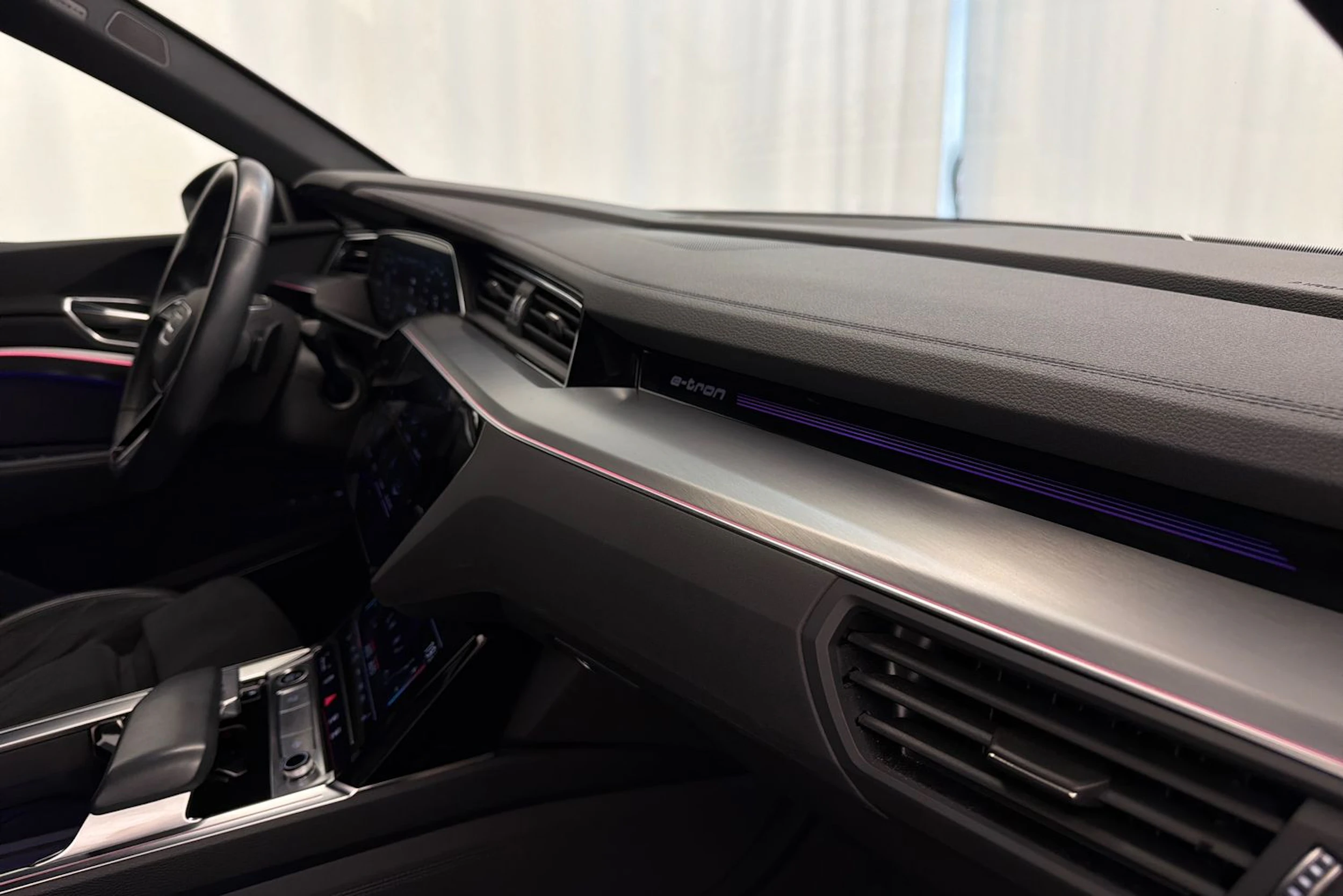 musta Audi e-tron 2022 kuva 33.