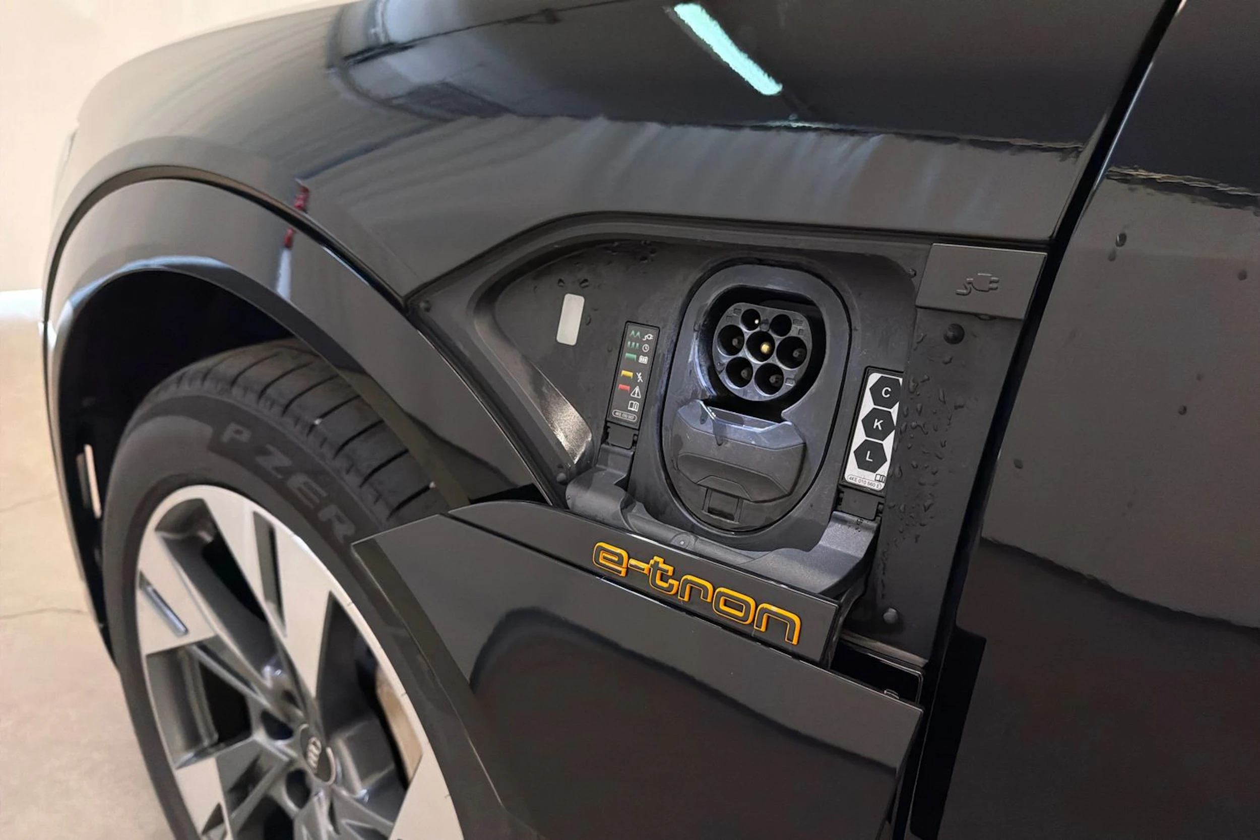 musta Audi e-tron 2022 kuva 35.