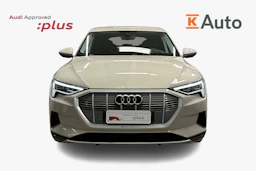 beige Audi e-tron 2022 kuva 4.